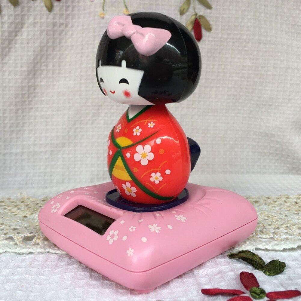 Figurine Japonaise Kimono Secouant La Tête - Décoration Voiture Solaire - Ambiance Joyeuse Et Colorée