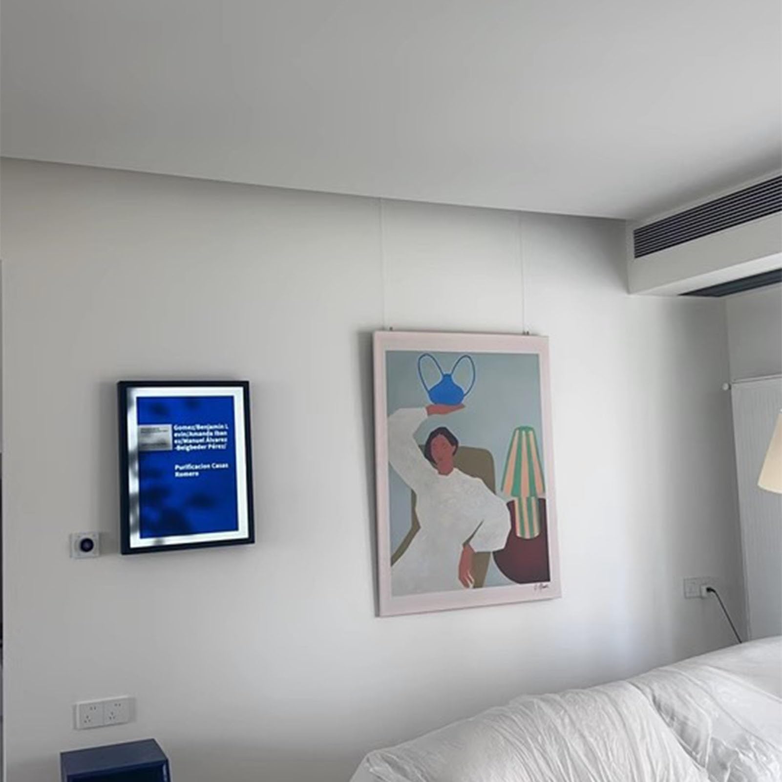 Colgar Cuadros Riel para Colgar Cuadros en El Techo, Ideal para Paredes de Hormigón. Perchas Giratorias de Aluminio para Marcos Pesados. Exhibidor de Fotos con Riel en U y Ganchos Ajustables.(122cm/48