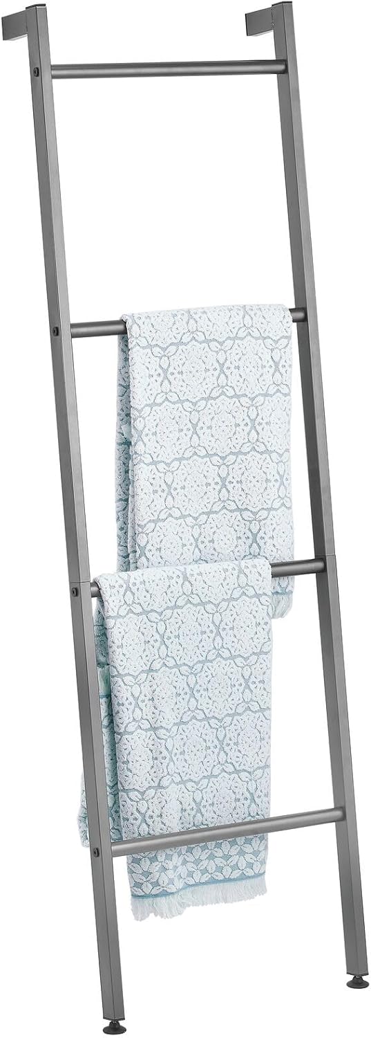 mDesign Metal Leaning Blanket and Towel Ladder - Blanket Ladder for Bedroom and Towel Ladder for Bathroom - Throw/Quilt Display Holder Rack - Nursery Wall Ladder - Blanket Ladder Decor - Graphite Gray