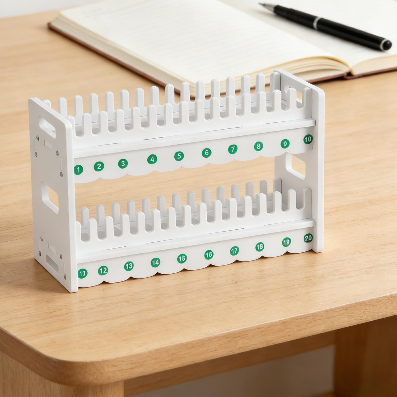 SHINEOFI Supporto per Telefono da Scrivania in Legno Multi-scomparto a 2 Livelli, Espositore Mobile da Tavolo 15 Spazi, Display per Telefono Cellulare per Ufficio, Aula e Negozio, Bianco