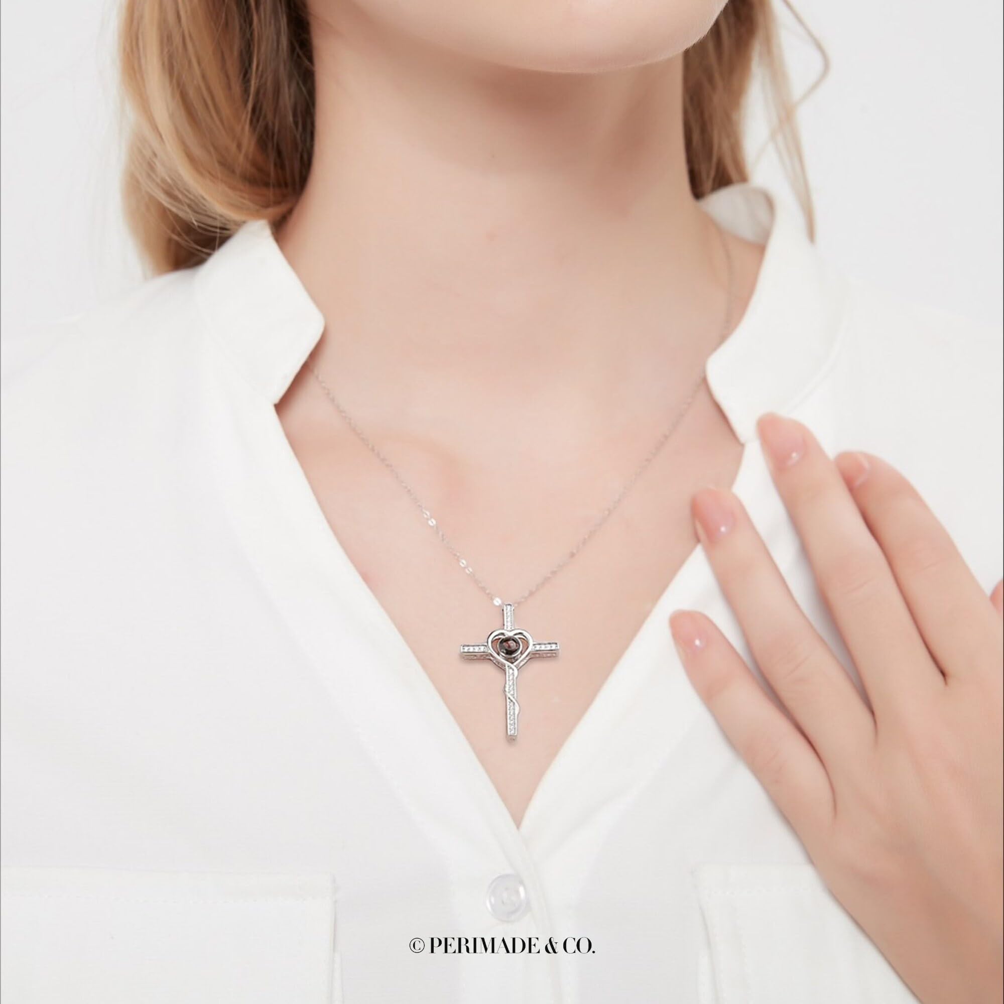 PERIMADE Collana con immagine personalizzata con proiezione di croce con ciondolo con foto commemorativa, testo personalizzato e amore in 100 lingue Collana con ciondolo a forma di cuore in argento