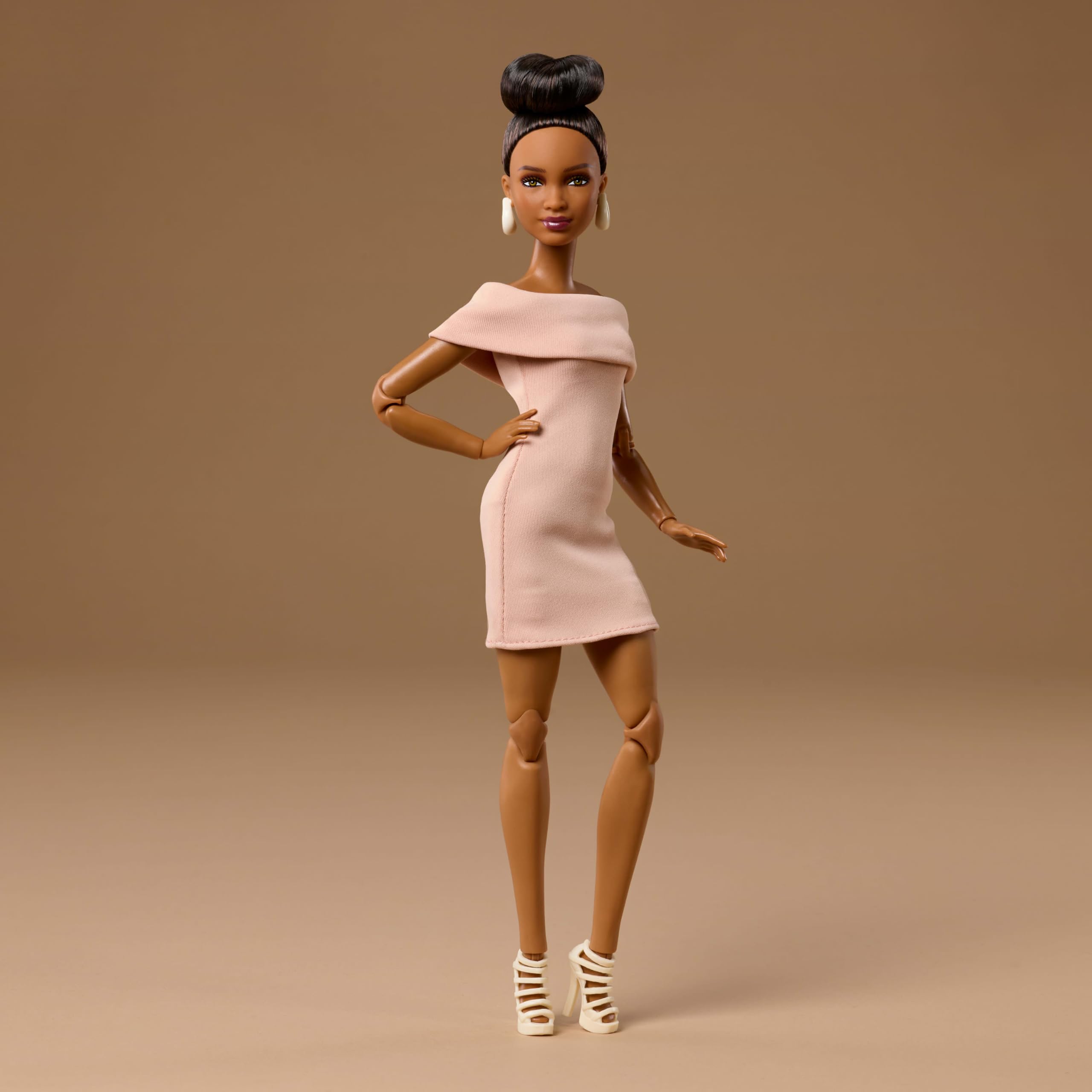 Barbie Basics 08 Siyahi Topuz Saçlı JJX27 | Kahverengi elbise