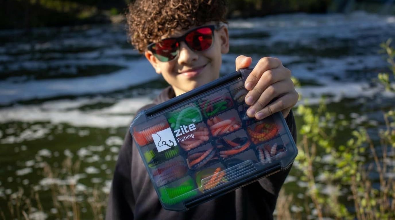 Zite Fishing No Mercy UL Pro Box Set | 128 Forellen-Gummiköder Set inkl. | Tungsten Haken & Knoblauch Lockstoff | Forellenköder wie Curly Viper, Twerky Tailer & Mighty Mag | UV-aktiv & Phthalatfrei