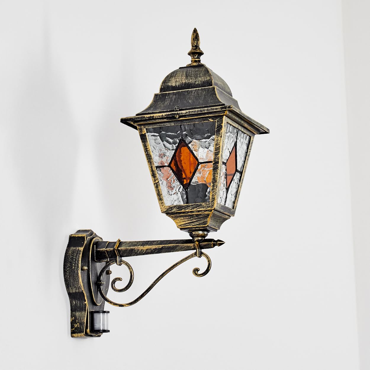 HOFSTEIN Außenwandleuchte Chatelain, Außenwandlampe m. Bewegungsmelder aus Metall/Glas in Gold/Schwarz/Klar/Bernstein, Wandleuchte außen aufwärts, Vintage/Antik/Landhaus für Garten, Haustür, E27, IP44