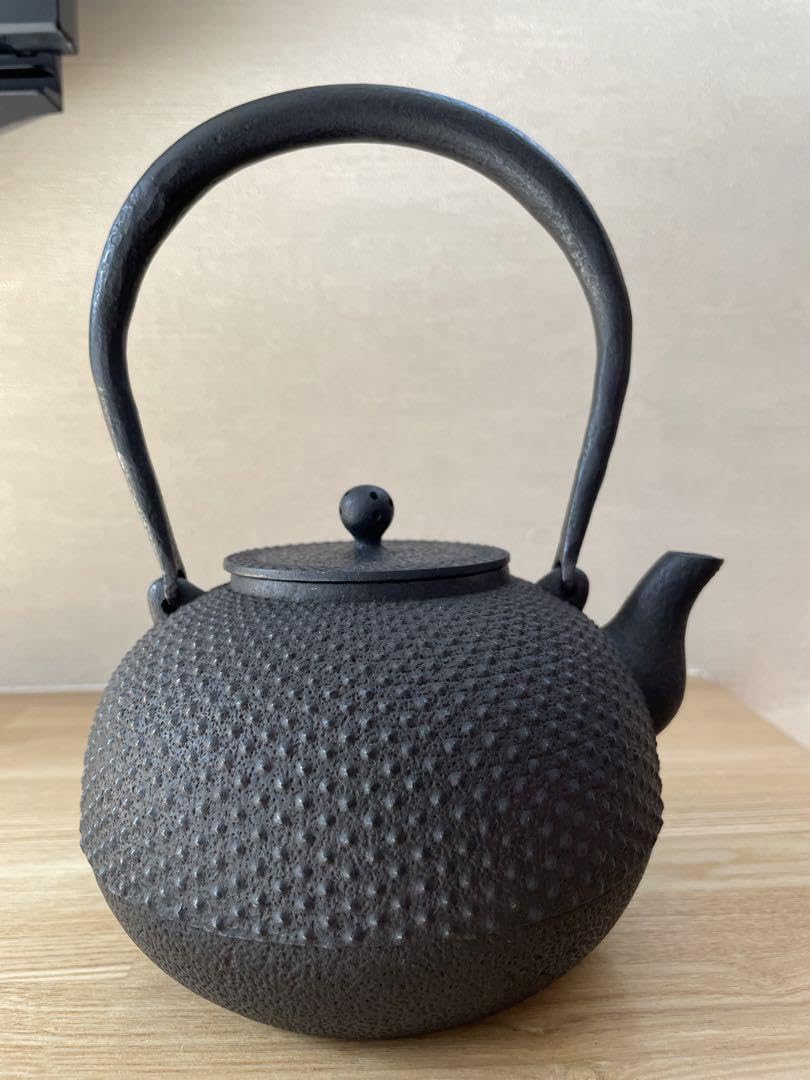 Amazon.co.jp: 鈴木盛久工房 霰紋丸型鉄瓶 南部鉄器 : ホーム＆キッチン