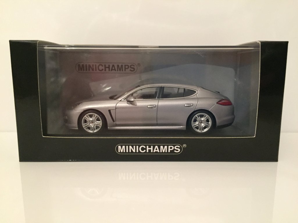 MINICHAMPS 400068250 - Modellino di Porsche Panamera S Hybrid, Scala: 1:43, Colore: Argento Metallizzato