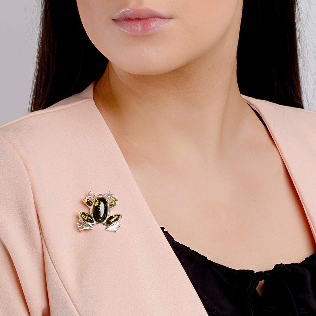 HENRYKA Frosch-Brosche aus 925er Sterlingsilber mit grünem baltischem Bernstein | Tierschmuck Geschenke für Frauen | elegant und detailliert | komplett mit massiver Silberbrosche | passt zu jedem
