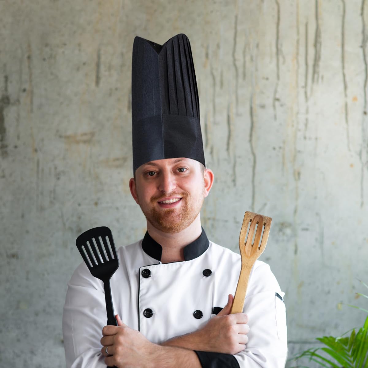 Outanaya Gorro de Chef Desechable Negro para Cocina, Cómodo y Amigable Piel, Hecho de Papel, Paquete de 20 Unidades para Escuelas de Catering y Colegios