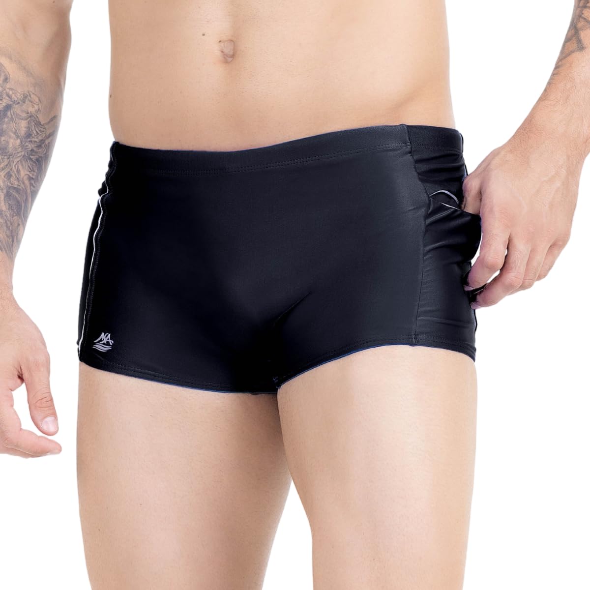 Sunga Box Masculina Bolso Com Ziper Faixas Decorativas Tecido Poliamida Zero Transparência Toda Forrada em promoção! Veja a oferta e mais achadinhos de Moda praia 8 Hoje é o melhor dia para comprar Sunga Box Masculina Bolso Com Ziper Faixas Decorativas Tecido Poliamida Zero Transparência Toda Forrada com aquele preço maroto! Promoção! Aproveite a oferta! 8