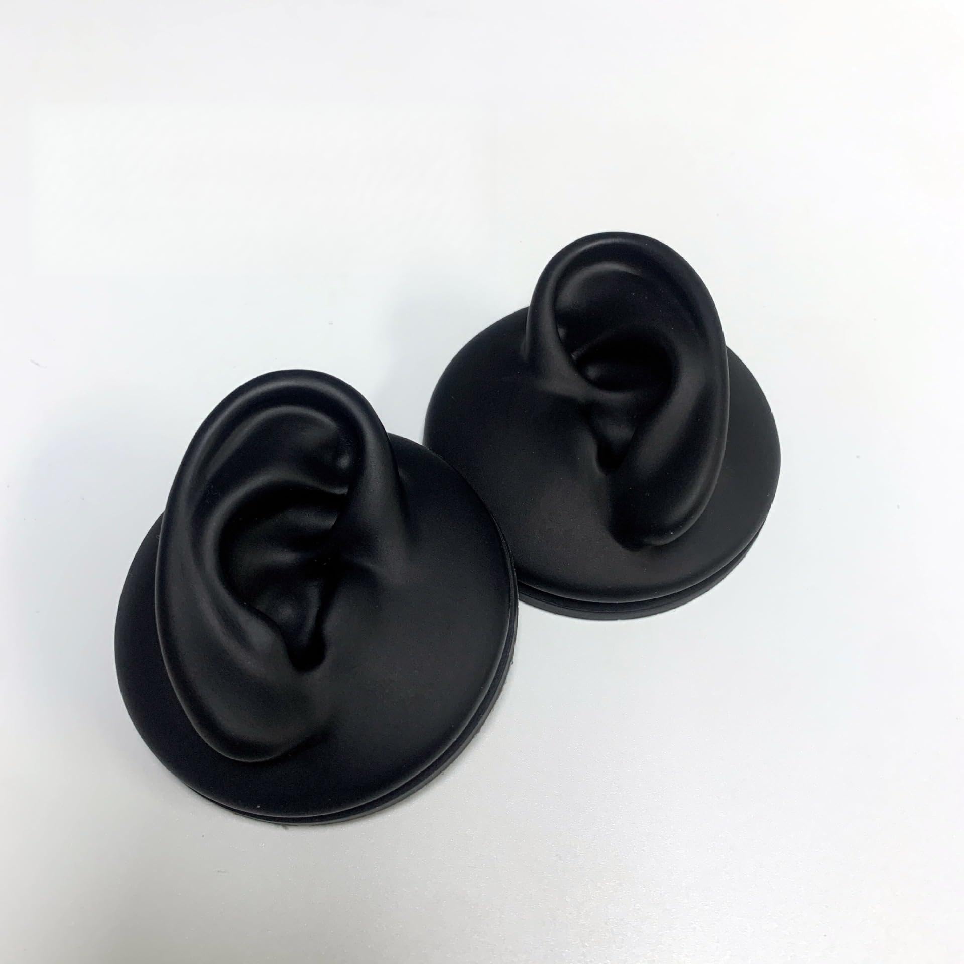 Un Paio di Modelli di Orecchio Artificiale in Silicone Sinistro e Destro per Display di Orecchini Colore della Pelle Scuro