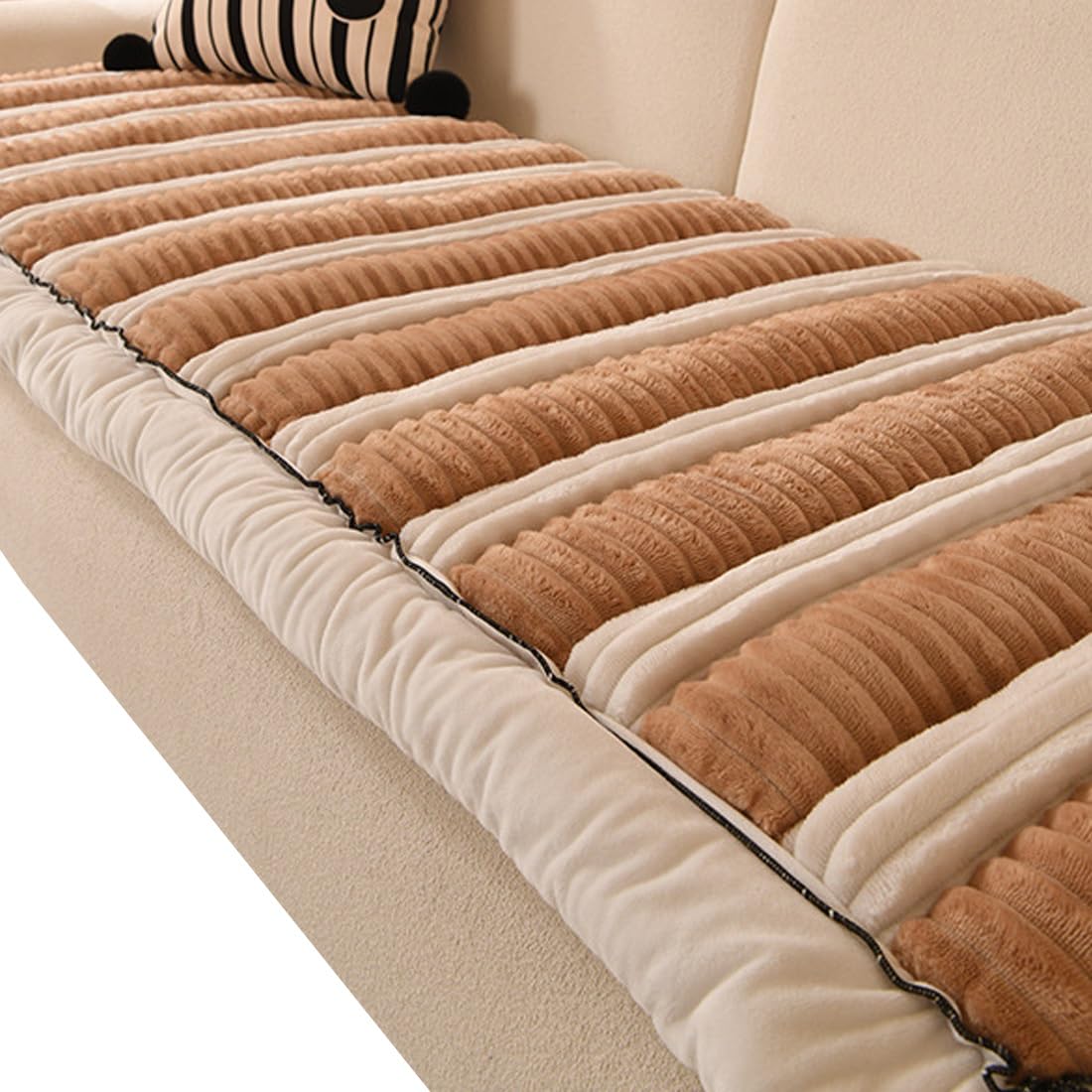 Housse de canapé peluche rayée marron pour un salon cocooning