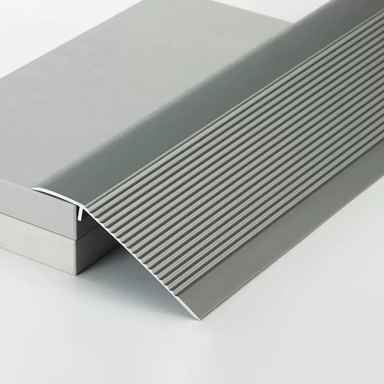 Bande de transition de sol en aluminium gris pour seuil de porte et sol inégal