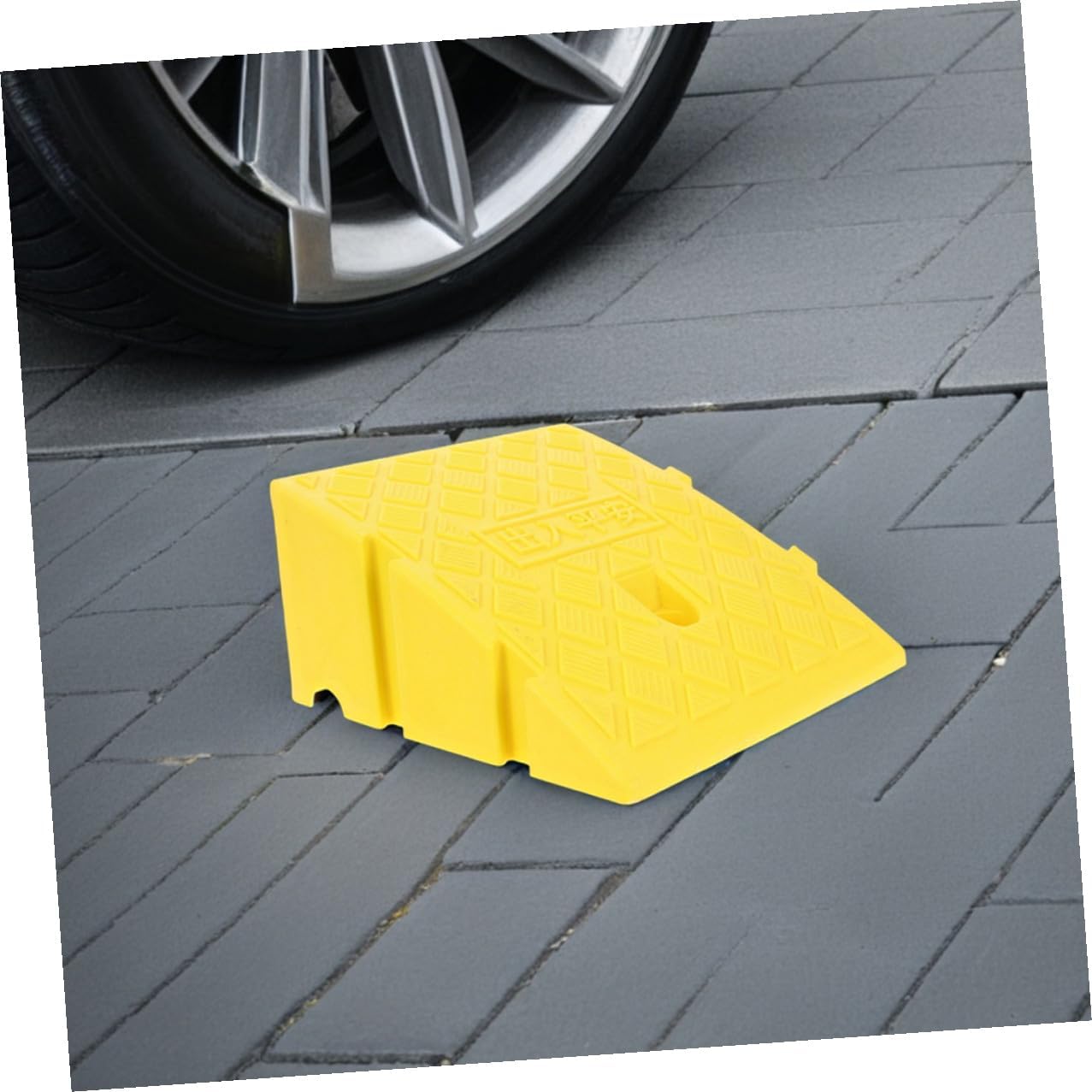 Veemoon Plastic Threshold Ramp for Doorway Yellow 250x270x110mm Curb Shed Ramp with Clip Anti-Slip for Scooters and Wheelchairs Home Use