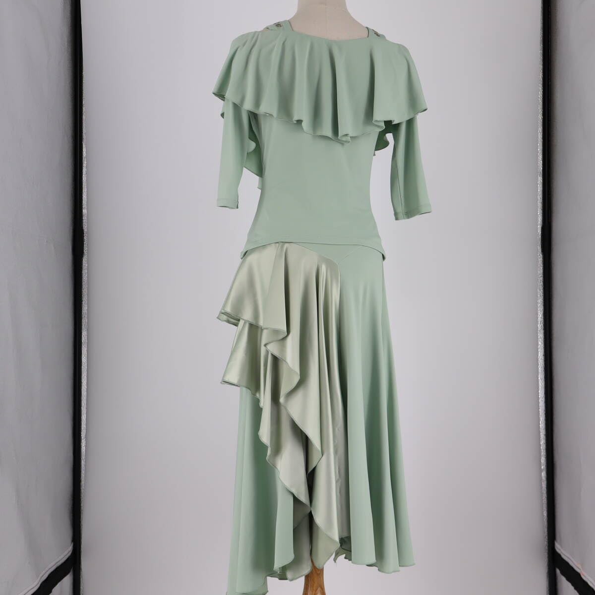 チャコット　社交ダンス　スカート エメラルドグリーン　M モダン ラテン 衣装 Amazon.co.jp: 社交ダンス ドレス モダン 上下セット 社交ダンス