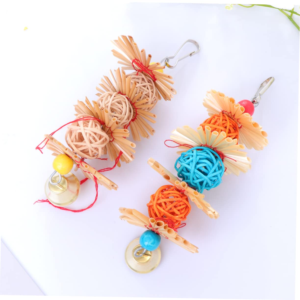 DOITOOL Jouets À Mâcher pour Perroquets Lot De 2 Clochettes Suspendues en Rotin Tissée pour Petits Oiseaux Couleur Aléatoire