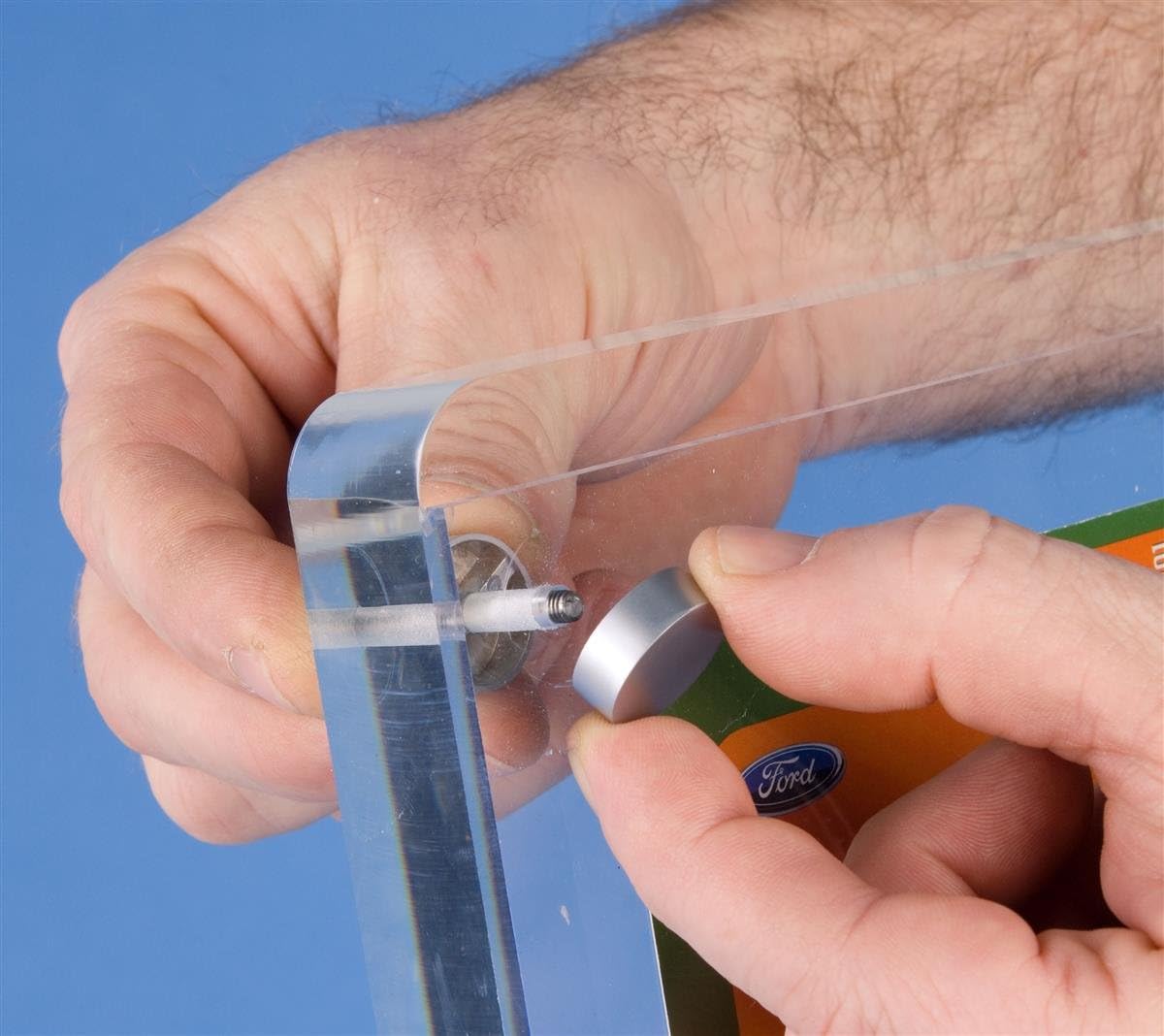 Displays2go Freestanding Poster Stand for 11 x 14 Graphics, Clear Faceplate and Silver Screw Caps- Clear Acrylic