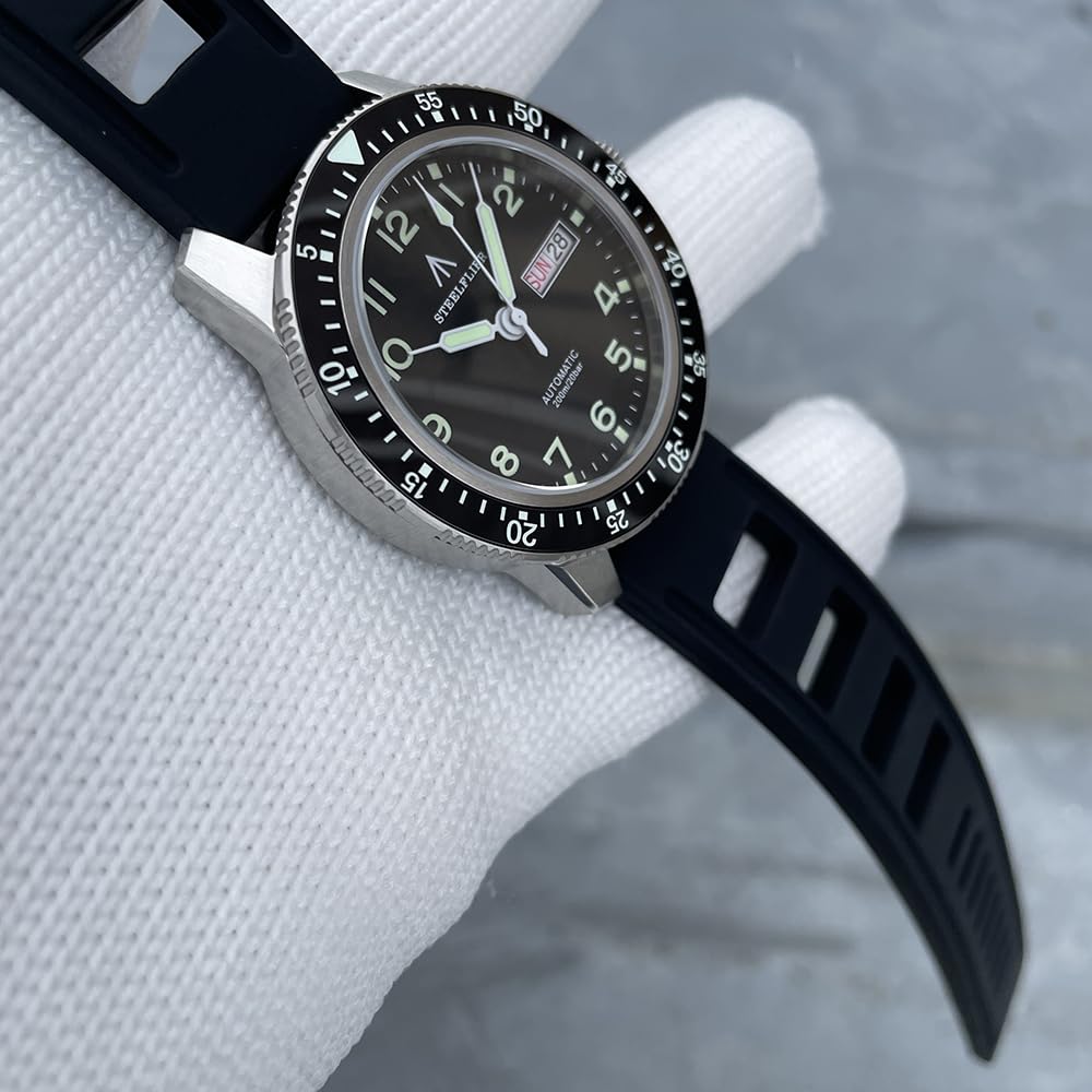 Steelflite Montre automatique de plongée de style militaire avec cadran lumineux, affichage jour-date, étanche jusqu'à 200 m