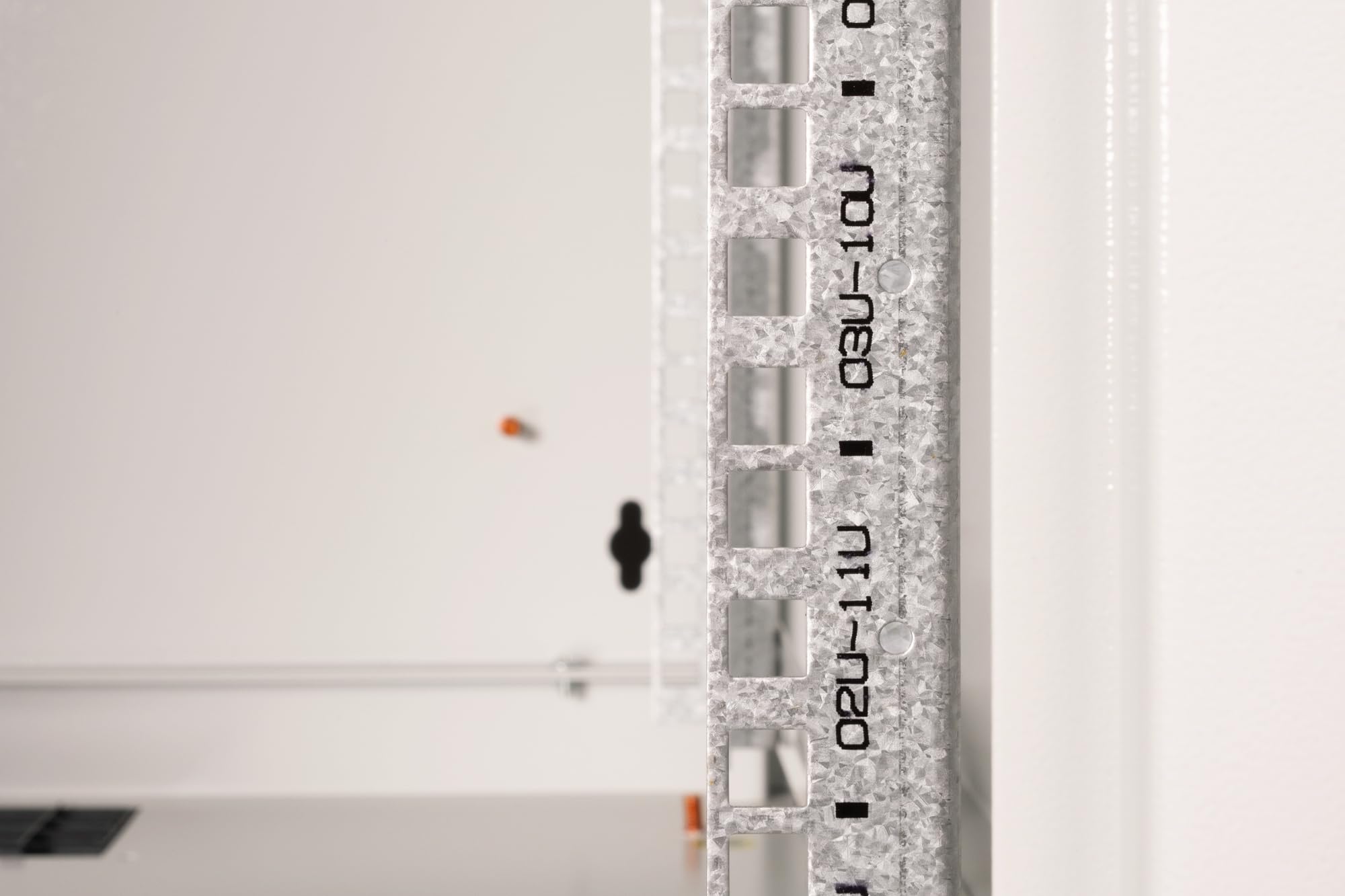 DIGITUS Netzwerk-Schrank 19 zoll 12 HE - Wandmontage - 600 mm Tiefe - Traglast 100 kg - Unique Serie - Glastür - Grau | Nutztiefe 450 mm – Wandmontage – Traglast 100 kg – Sicherheitsglastür – Schutzklasse IP20