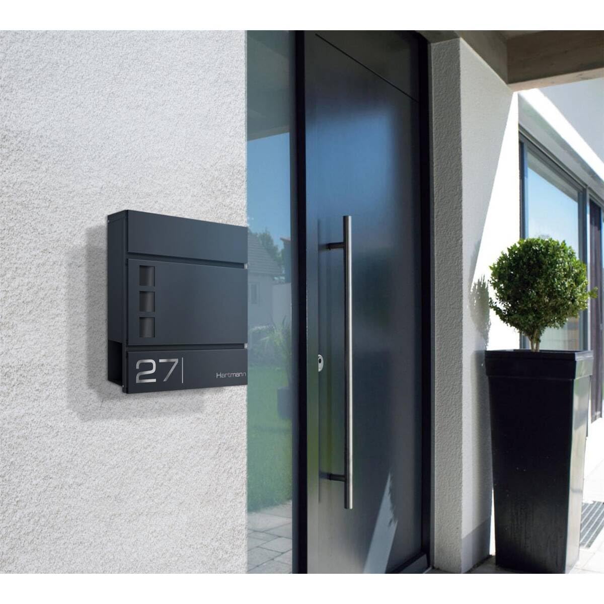 Metzler Cassetta Postale “Cube” Grigio Alluminio RAL 9007 – Nome & numero incisi al laser – Cassetta postale da parete dal design moderno con vano portagiornali e finestre – 37 × 37 × 10,5 cm