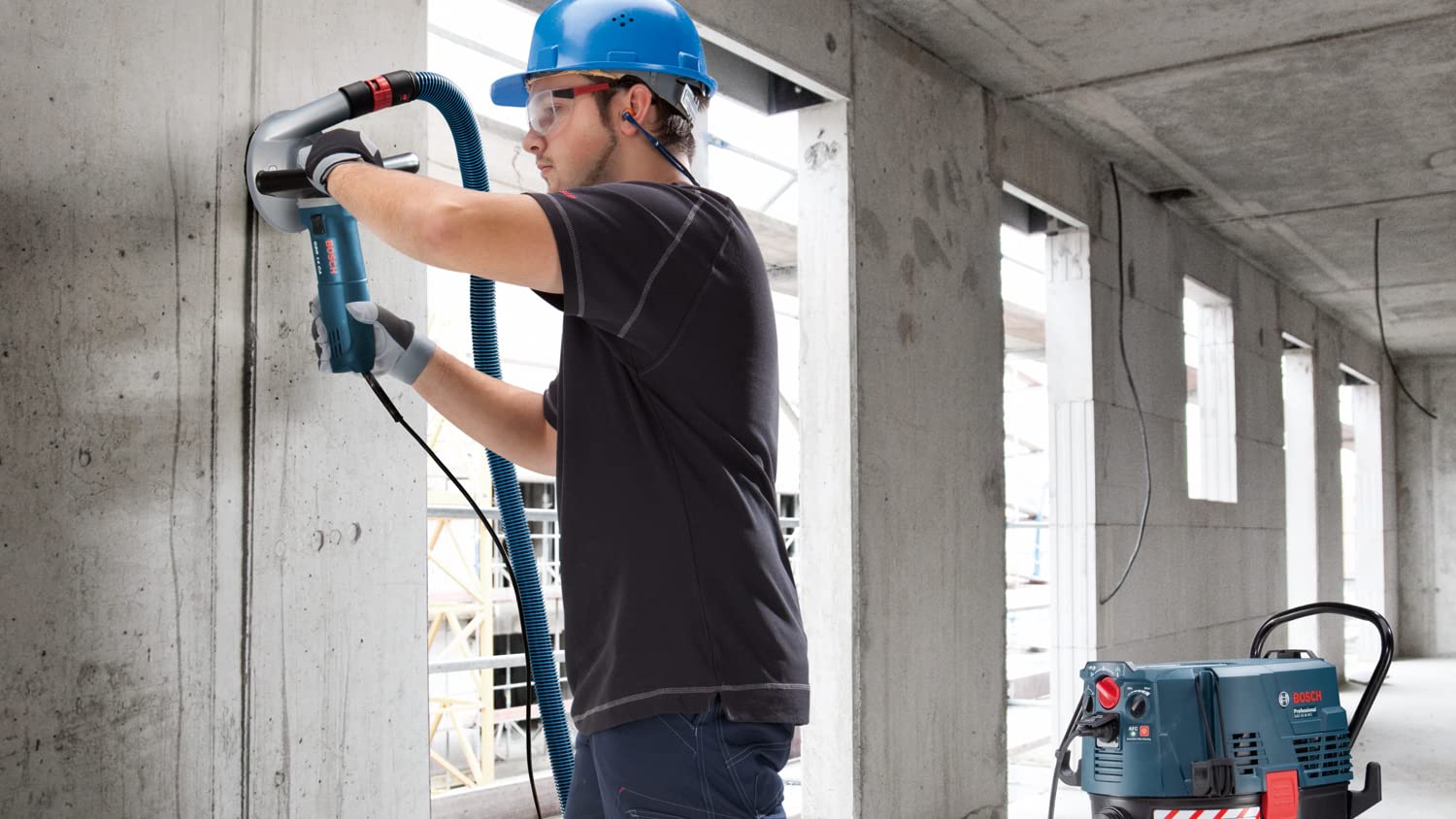 Bosch Professional Nass-/Trockensauger GAS 55 M AFC (inkl. Fugendüse, 35mm Ø, Entsorgungssack, Krümmer, Bodendüsen-Set, 1x PES-Flachfaltenflter, 3x 0,35 m Saugrohr, Schlauch 5 m mit Werkzeugmuffe)