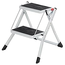 SONGMICS Scaletta a 2 Gradini, Scala Pieghevole, Gradini di 20 cm Coperti con Gomma Antiscivolo, con Manico, Capacitàdi Carico di 150 kg, in Acciaio, Bianco e Nero GSL02WT