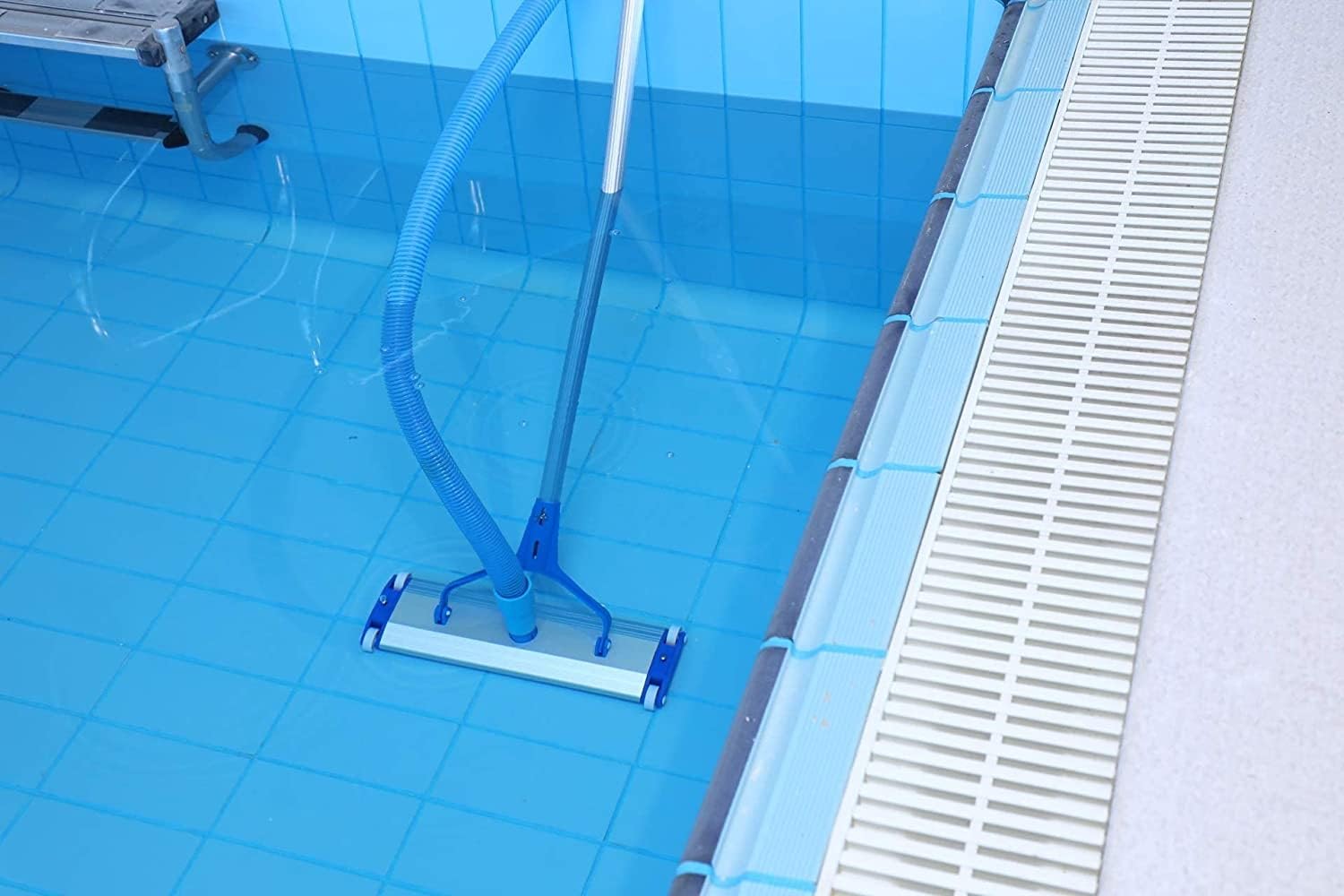 Suinga Limpiafondos de Aluminio para Piscinas 35 cm con Cuatro Ruedas | Cepillo de Arrastre para Limpieza Eficaz del Fondo | Conexion a Manguera 1 1/2'' | Alta Movilidad para Uso Intensivo