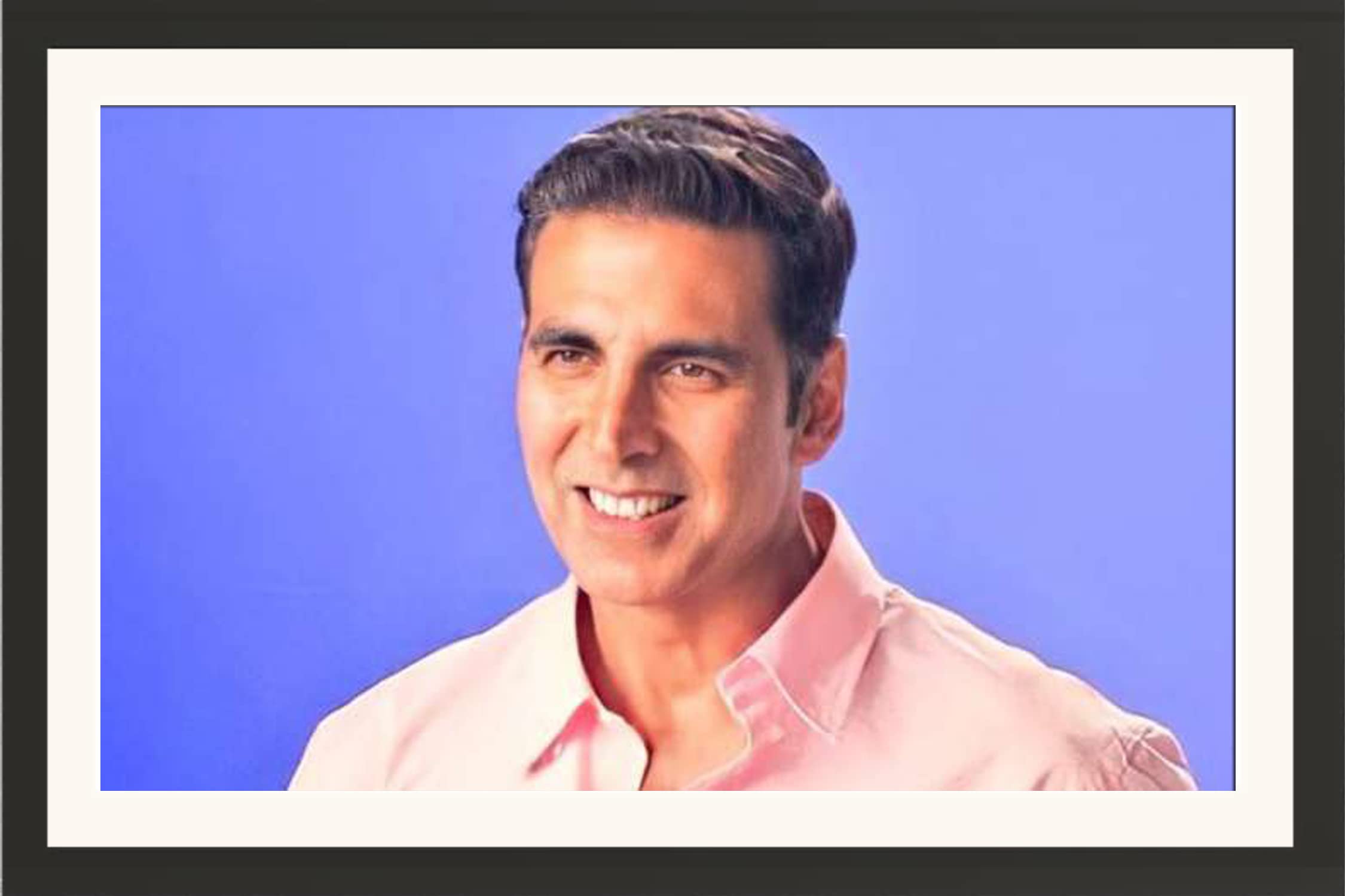 STUDIO AVINASH Akshay Kumar Smiling Wall Hanging Framed Photo Without Glass For Home Decor, Office, Living Drawing and Bed Rooms (13 X 18 Inch)