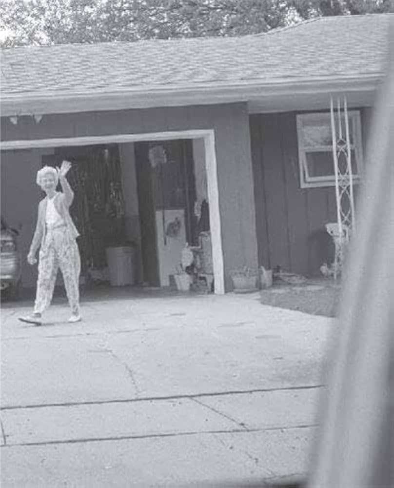 Amazon.co.jp: Leaving and Waving : Dikeman, Deanna: 洋書