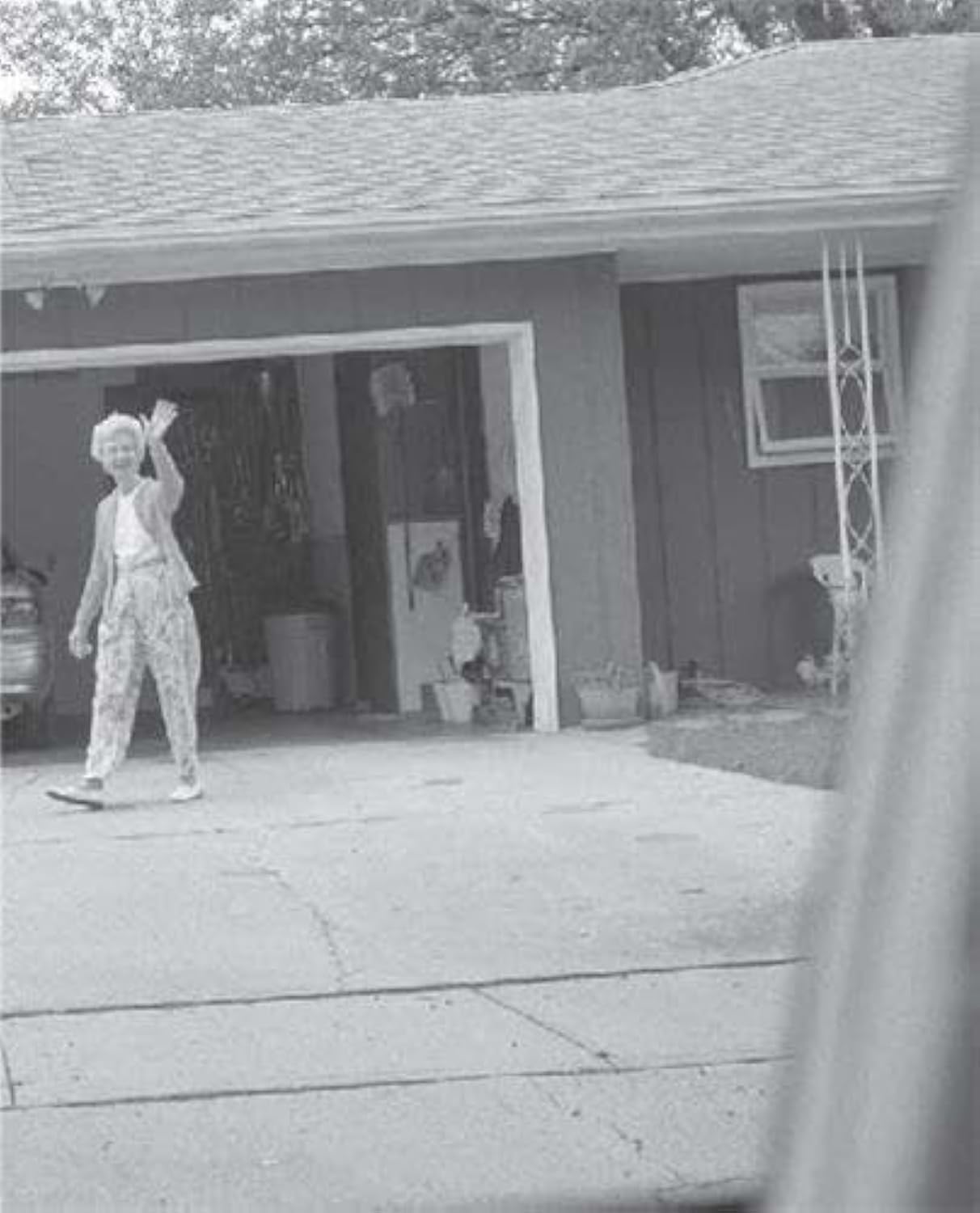Leaving and Waving by Deanna Dikeman (Hardback Book)