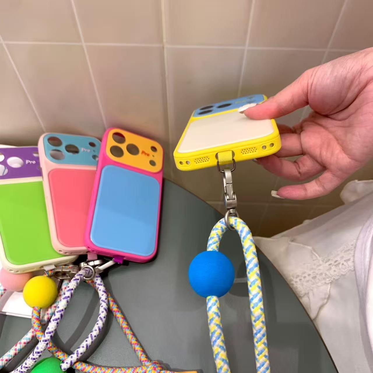 Frische Sommer-Handyhülle mit Umhängegurt und Kontrast-Acryl-Design für iPhone 17, 16, 15 Pro Max, 14, 13, großes Sichtfenster, stoßfeste Luxushülle aus Leder (für iPhone 14 Pro Max/Crossbody RoseRe