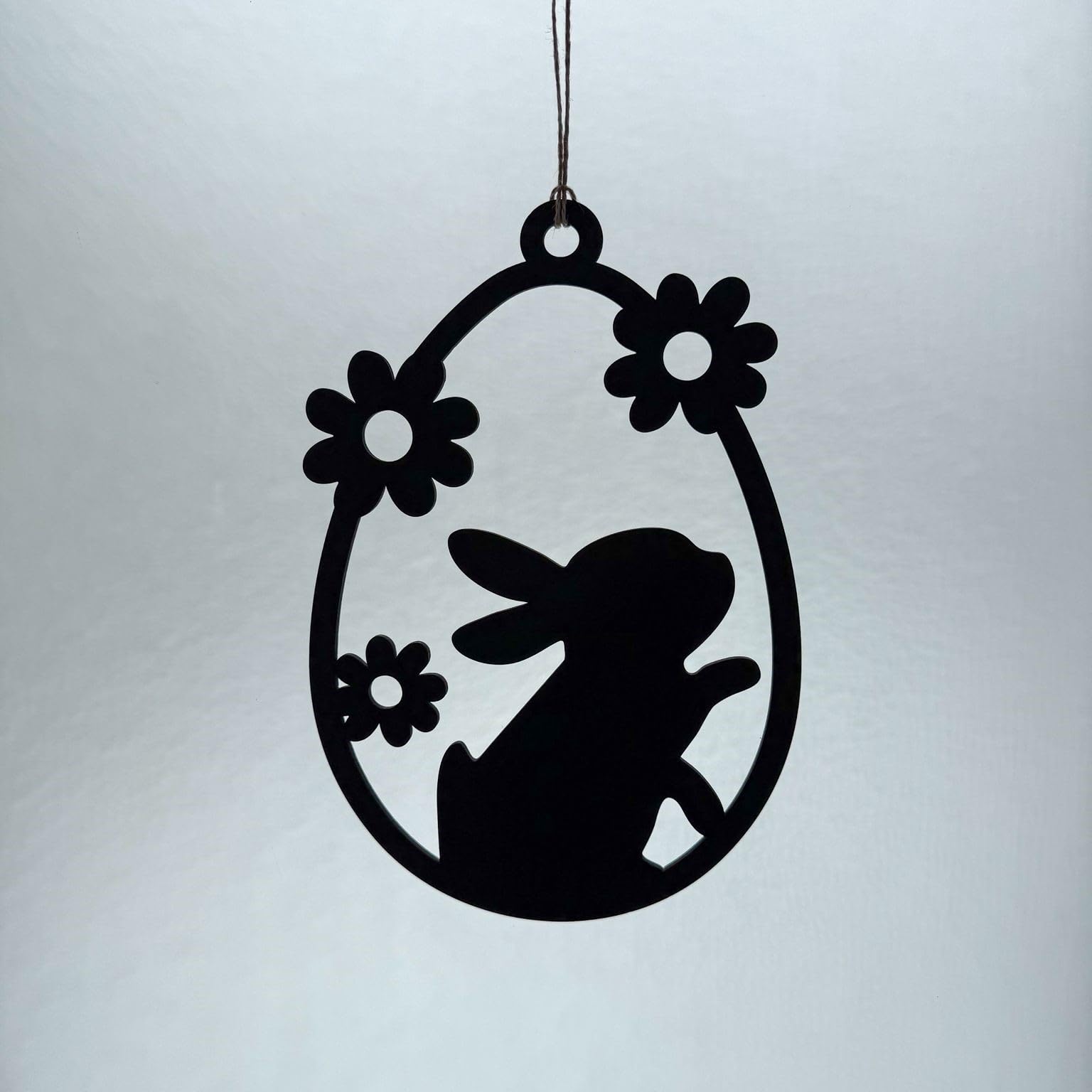 Osterdeko Holz - Osteraufhänger aus Holz, Schwarz Lackiert, Osterhase mit Blumen Design, Frühlingsdeko, Tischdeko Ostern, Tür und Fenster Dekoration, Rund, Osterdeko modern