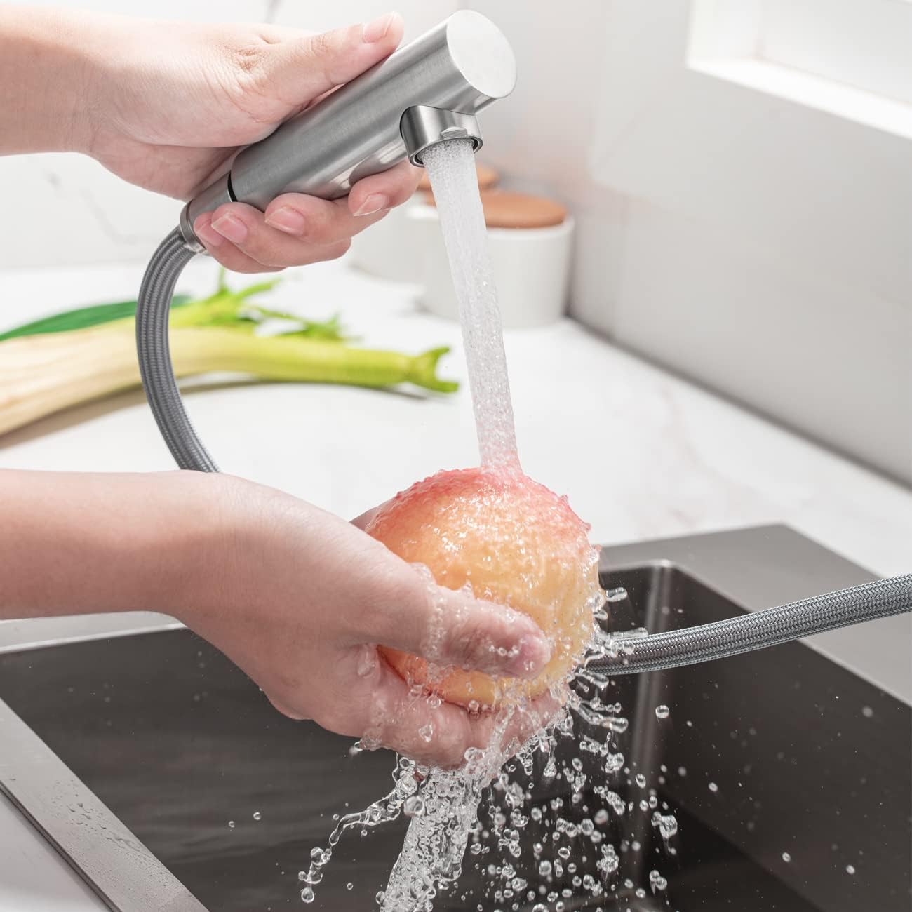 ONECE Wasserhahn Küche ausziehbar Spültischarmatur aus Edelstahl gebürstet | Küchenarmatur mit 150° drehbar | Hochdruck | Abnehmbar Bubbler | Matt