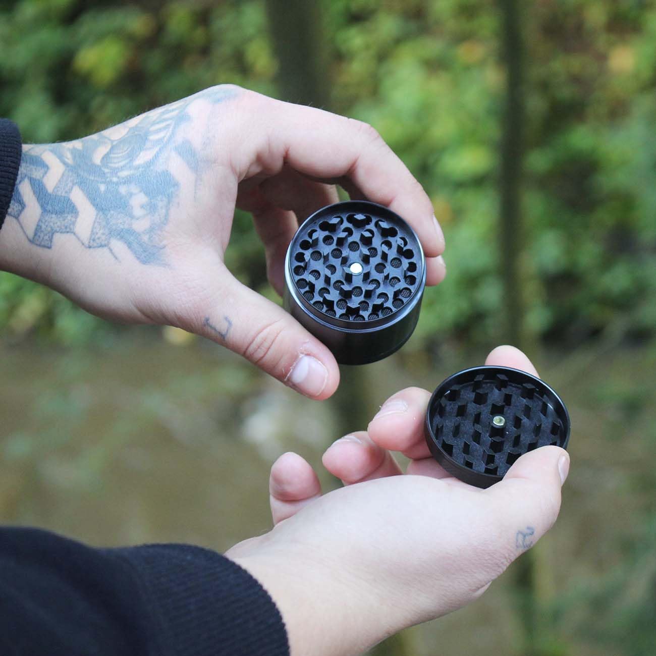 Black Leaf | Grinder in alluminio | nero | piccolo 4 pezzi Ø 49/47 mm H 36 mm | denti taglio diamantato | + raschietto | Crusher speciale per erbe aromatiche
