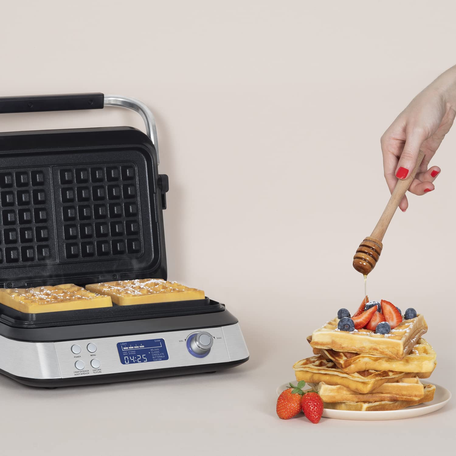 H.Koenig Waffle Maker GFX800, Waffle Maker 12x12,5 cm, rivestimento antiaderente, 5 programmi, vaschetta raccogli gocce, schermo LCD, 7 livelli di doratura, 1600 W