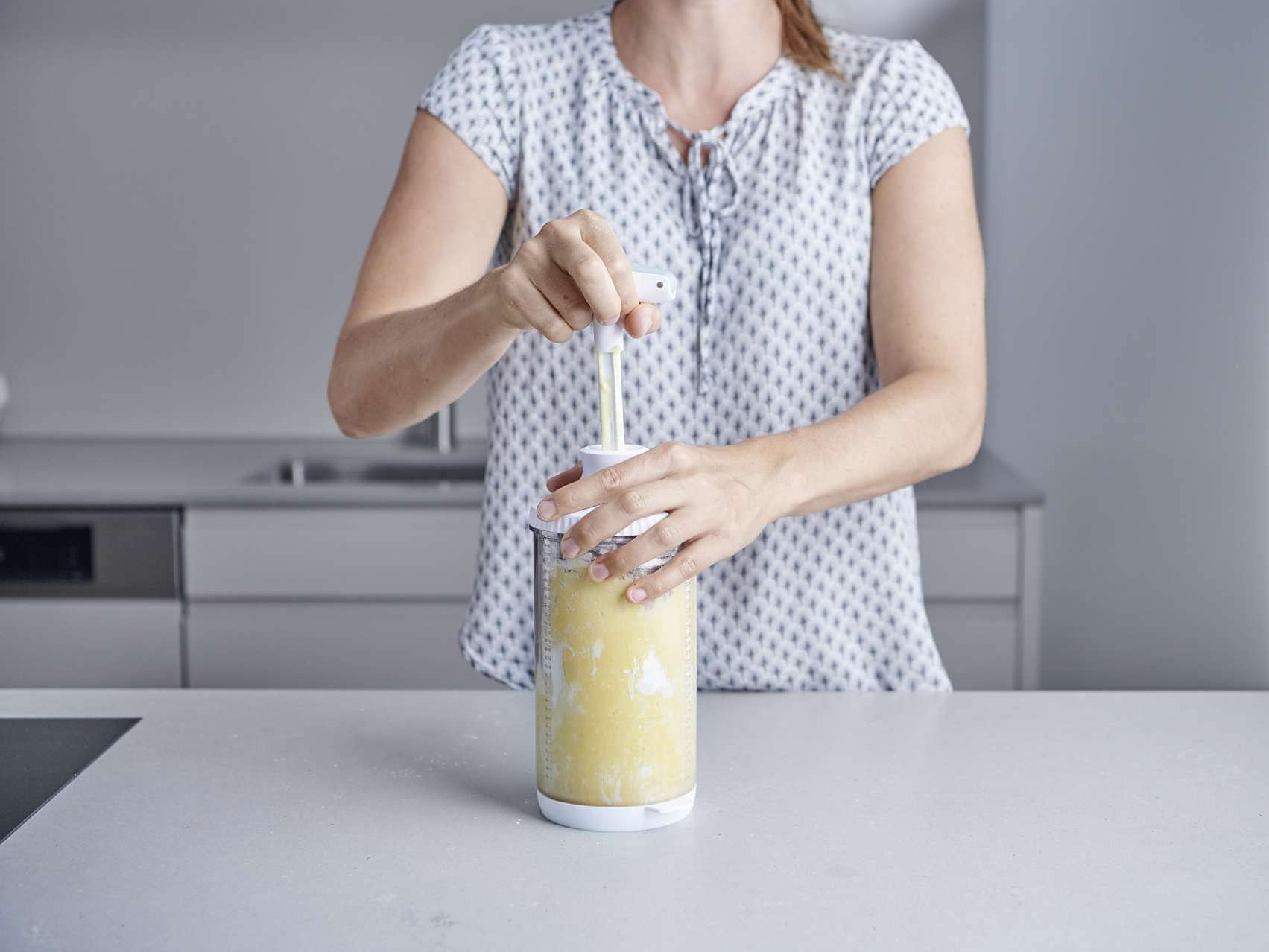 Betty Bossi Spätzle Blitz Maxi für 1,3 Liter Füllvermögen - Abmessen, Teimischen und Ausbringen in einem - rezeptlose Zubereitung dank Füllmarken