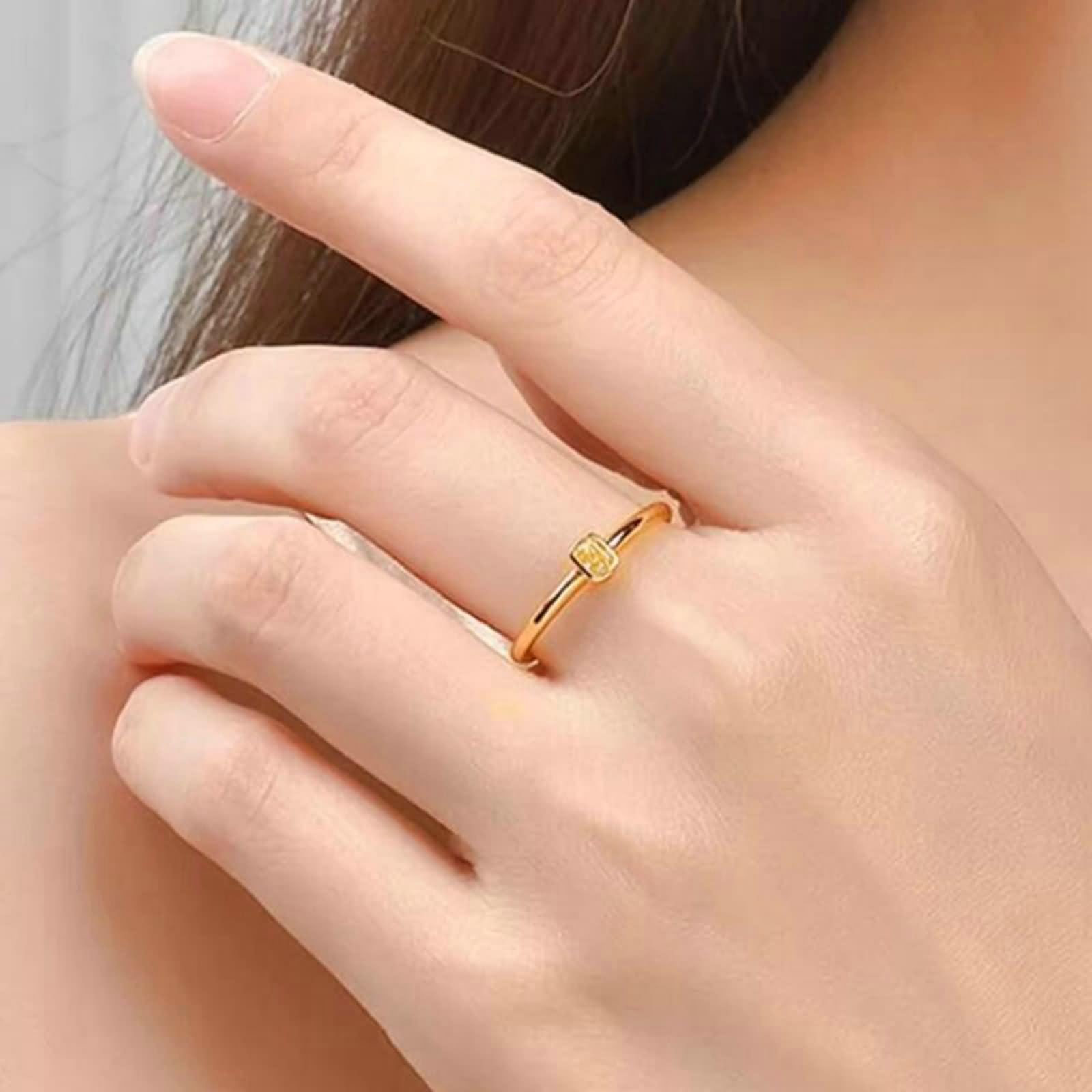 Anillo de compromiso para mujer con diamante cuadrado de oro amarillo de 0,14 quilates