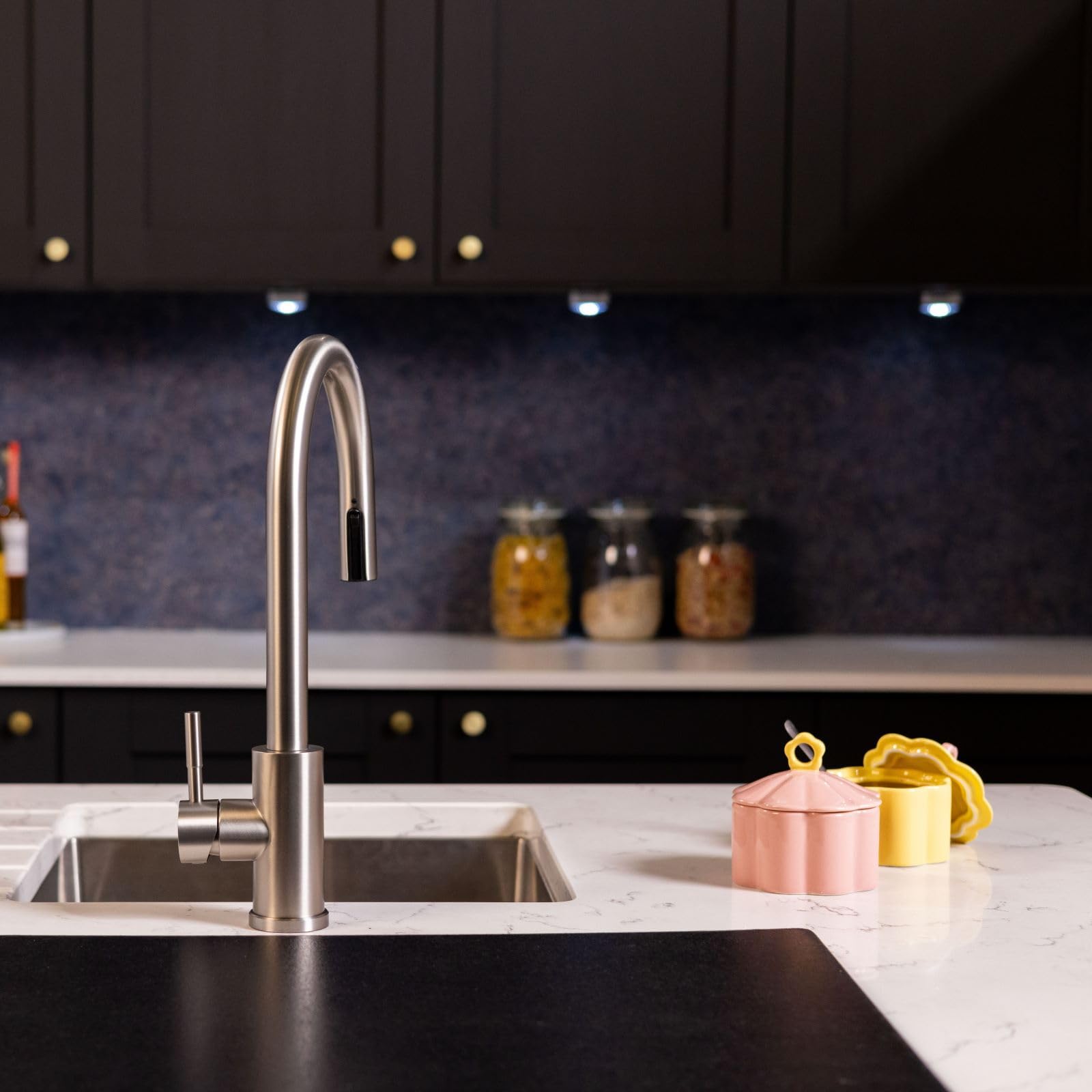 Flode Brushed Steel Dölja Kitchen Sink Mixer With Concealed Pull Out Hose And Spray Head (Brushed Steel)