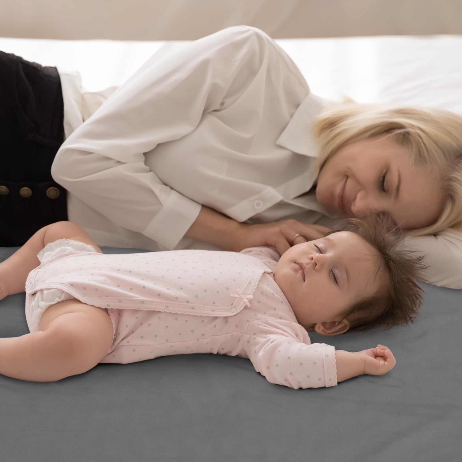 Paquete de 2 almohadillas de entrenamiento para ir al baño, sábanas impermeables para niños, lavable, protector de colchón para mojar la cama para niños pequeños, 75 x 90 cm (gris y blanco)
