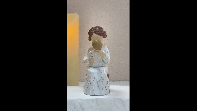 Escultura de resina pintada a mano de abuela con bebé miniatura 7