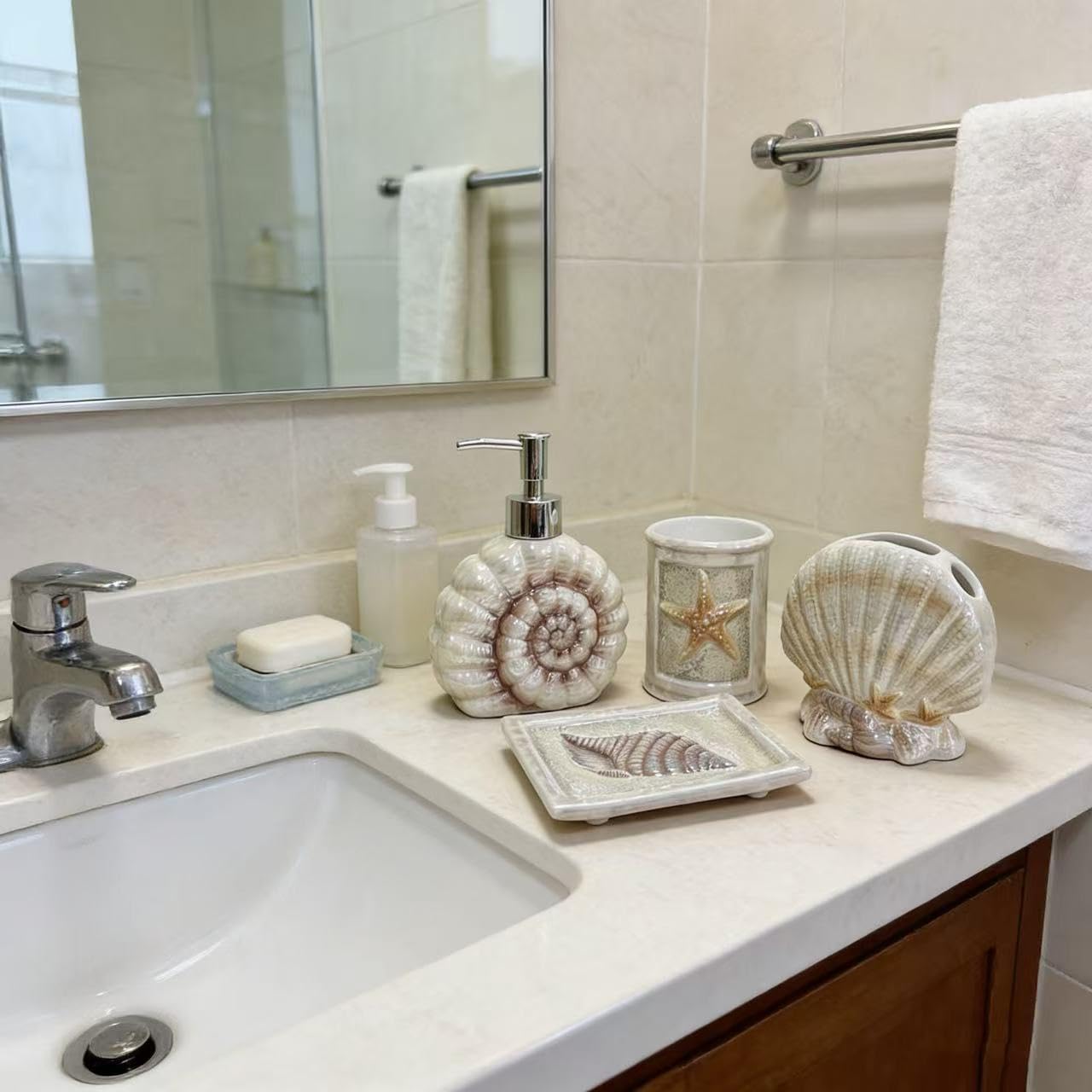 Ceramic Ocean Badezimmer-Zubehör-Set, 4-teiliges 3D-Conch-Muschel-Badezimmer-Ensemble-Set mit Zahnbürstenhalter, Zahnputzbecher, Seifenspender, Seifenschale (gelb matt)