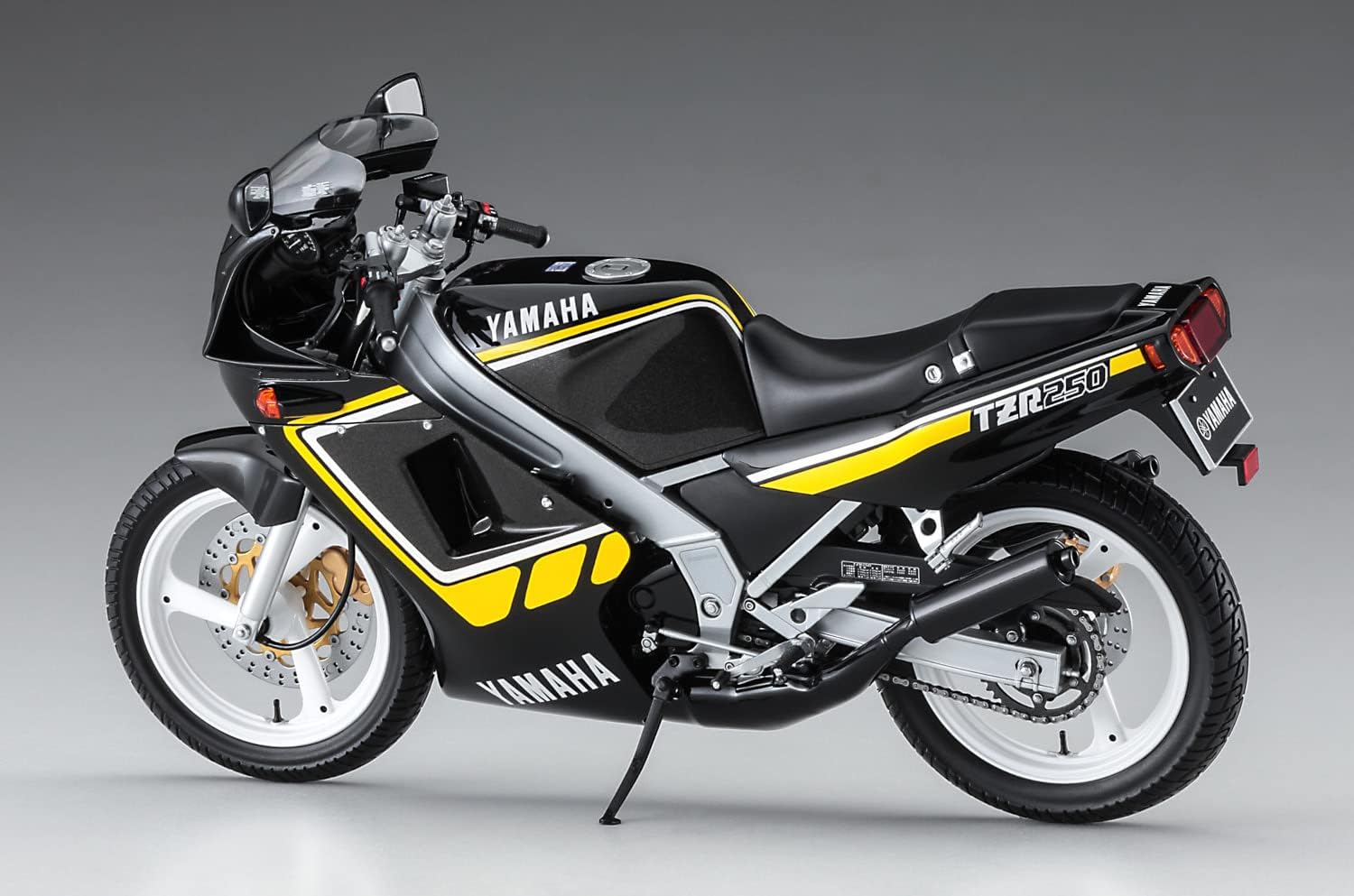 Hasegawa HA21743 1:12 TZR250 (2AW) 'New Yamaha Black' Model Kit, Molded Color