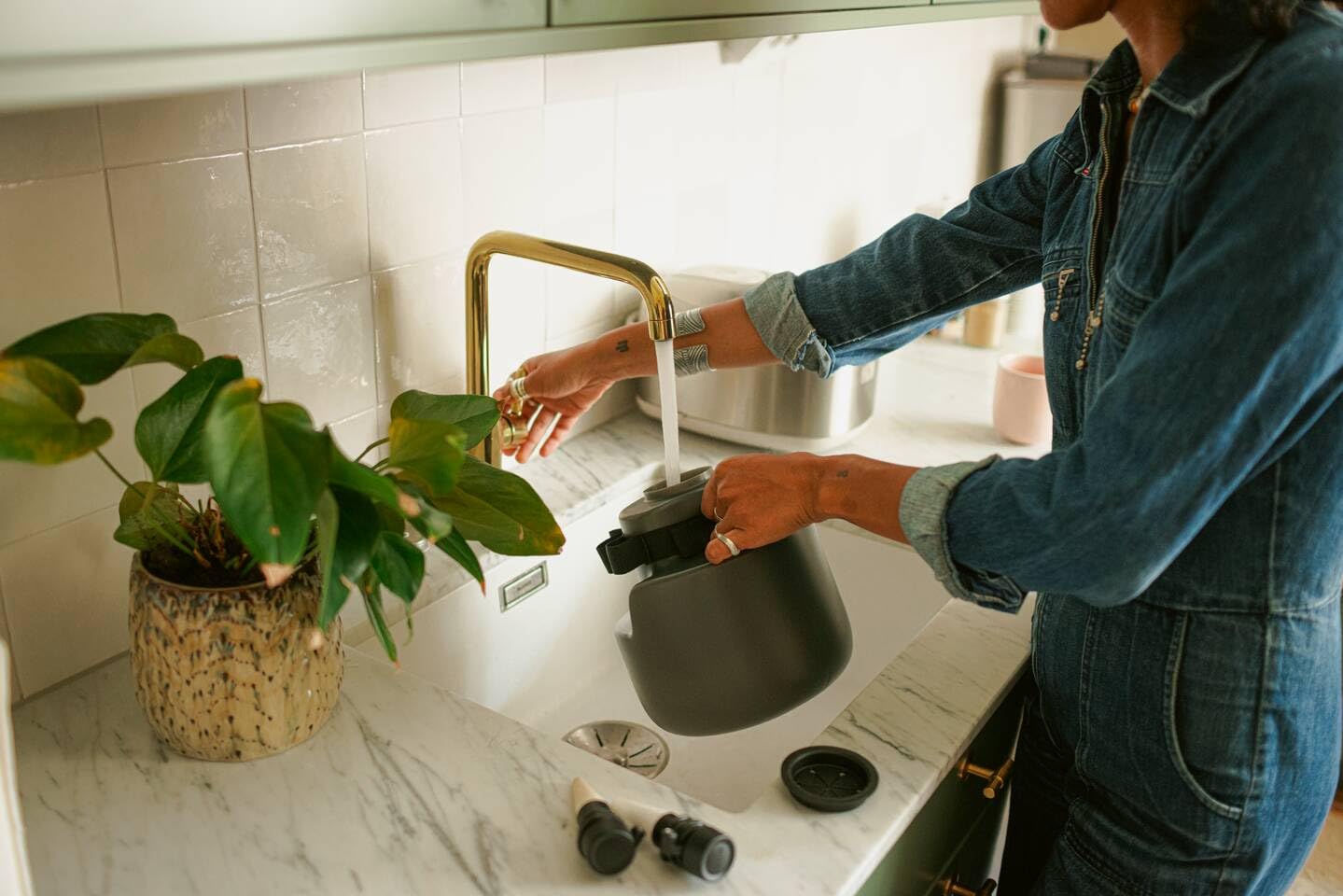Fiskars Urban Plant Care Sistema di Auto-Irrigazione | Irrigazione Automatica delle Piante, Acciaio Verniciato a Polvere, Verde Scuro/Nero, 1075319