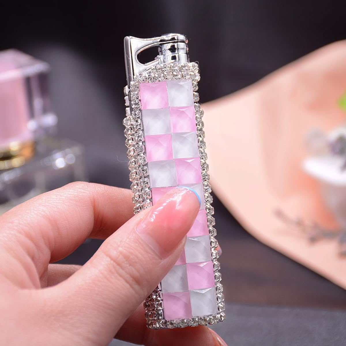 Encendedor de llama rosa y diamantes de imitación, un accesorio lleno de magia