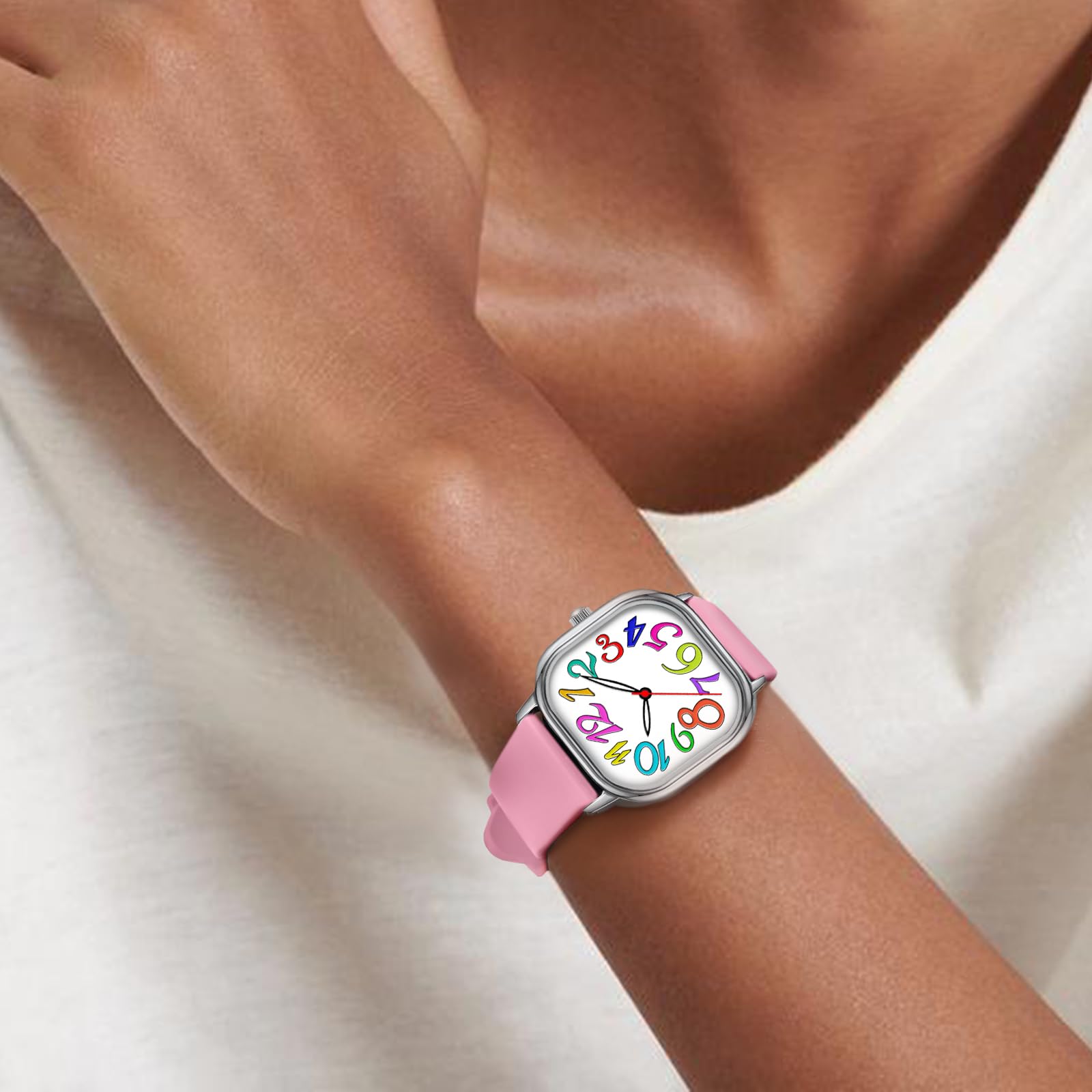 Asan Ge Reloj analógico para mujer con esfera cuadrada con números grandes coloridos y manecillas luminosas, correa de silicona rosa, resistente al agua hasta 3 ATM