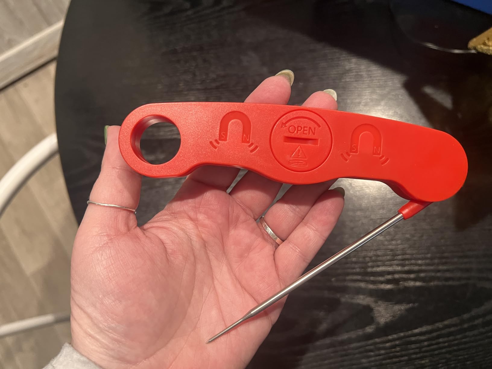 Accurate Thermometer That Works Great and Has a Handy Magnetic Design