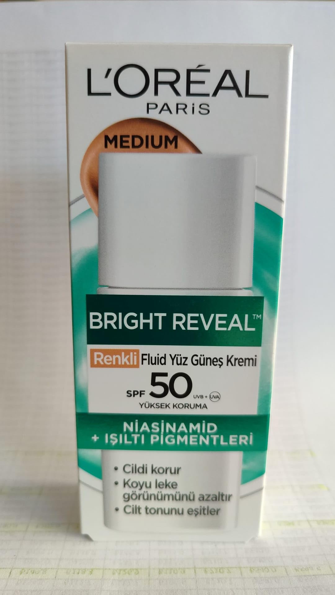 L'Oreal Paris Bright Reveal Spf 50+ Koyu Leke Karşıtı Renkli Fluid Günlük Yüz Güneş Kremi 50 ml - Medium