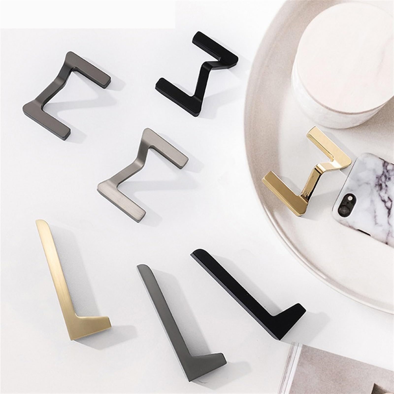 Poignées de meubles pour customiser un placard de rangement gris