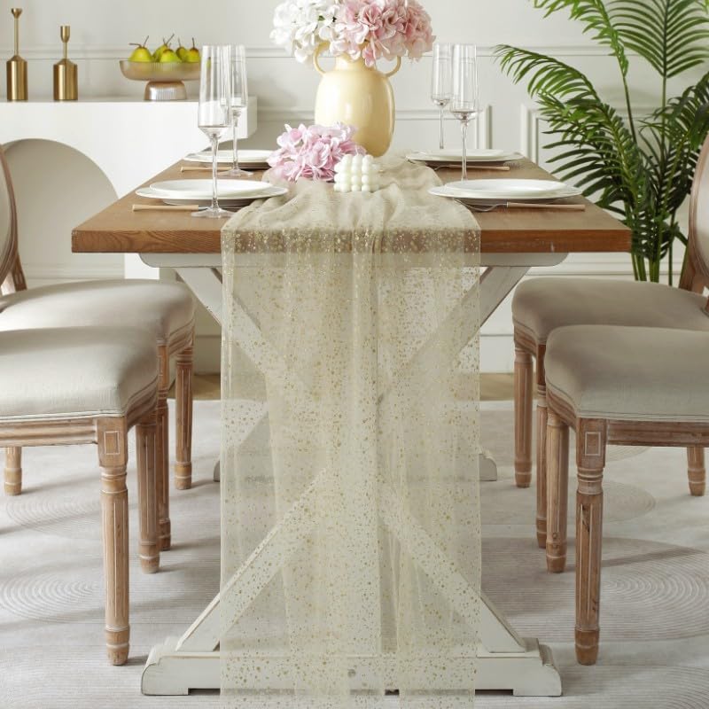 Chemin de table doré transparent pour sublimer une table d'anniversaire
