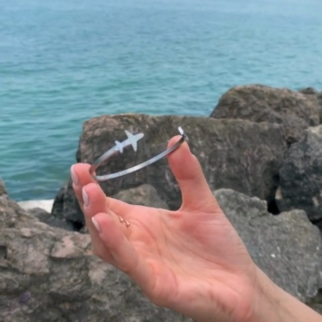 WearTravelers Bracciale Con Mondo in Acciaio - Bracciale Regolabile con Mappamondo Completo - Speciale Idea Regalo per Viaggiatore e Viaggiatrice o Chiunque Ama Viaggiare - Modello Londra (Argento