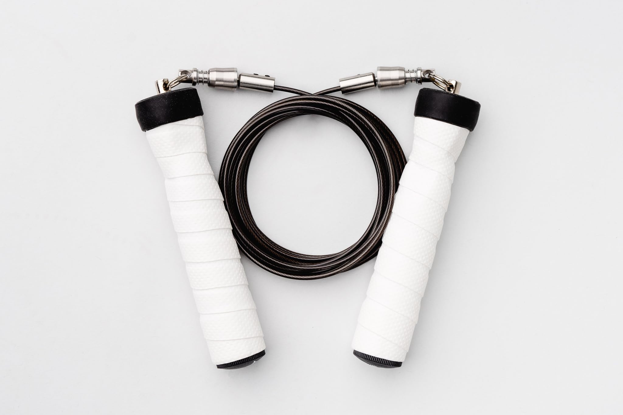 Corda per saltare di alta qualità: connessioni rapide con clip, cavo in acciaio rivestito in PVC regolabile, comode maniglie ergonomiche in schiuma bianca, per fitness, boxe, cardio, cross